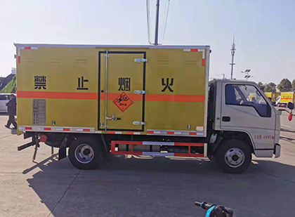 永靖爆破器材运输车技术升级与安全合规新趋势
